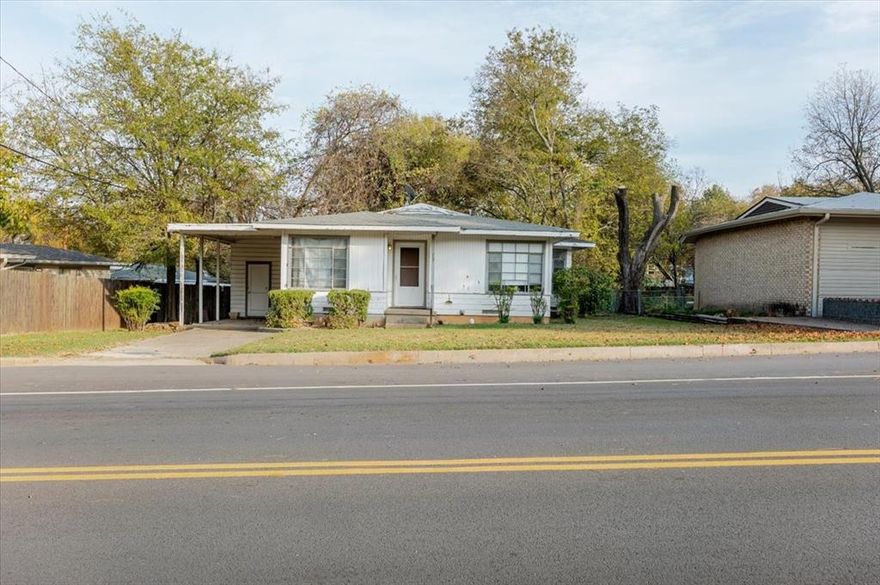 Check out this cozy 2 bedroom, 1 bath cottage with hardwood floors in a great Weatherford location. This home was owned by the same family for nearly 55 years! Spacious living area flows into the kitchen. Laundry located at back of carport in private utility room. 2 spacious rooms are opposite the living room and kitchen. Features a fenced backyard and convenient parking. Just minutes from major retail, restaurants, and everyday amenities. A few touch-ups will make this home shine — excellent opportunity for first-time buyers, downsizers, or investors! HVAC re-done in 2020 and plumbing was replaced in 2024.