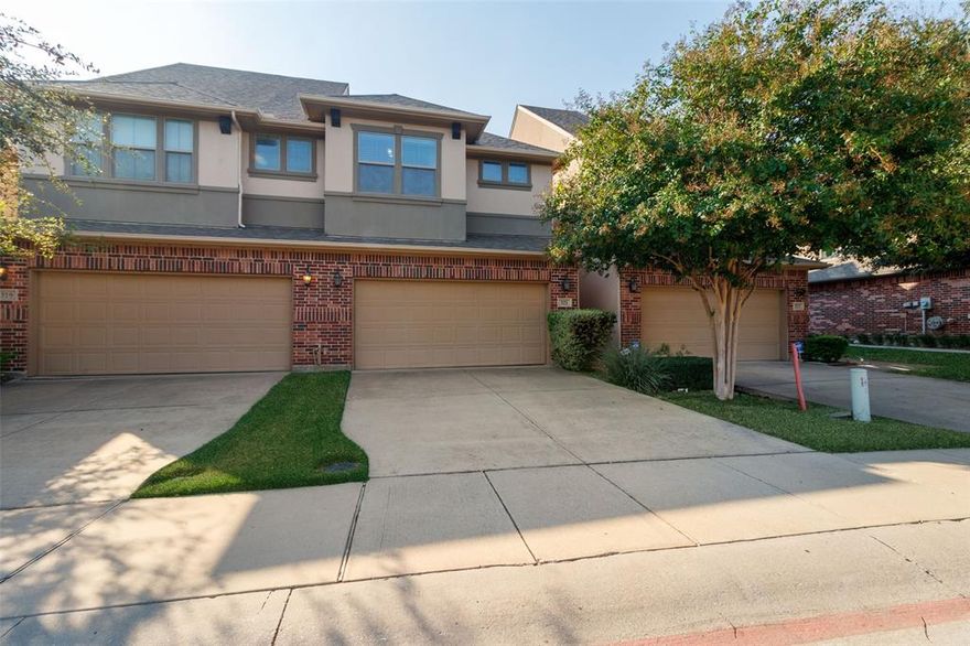 Gorgeous Villas at Twin Creeks Townhome. Stunning two- story entry. Main living area on first floor, open to kitchen, with
beautiful engineered hardwood flooring. Additional living area upstairs. The kitchen features ample granite counter top, dark
stained cabinets, pantry and cozy breakfast nook. Generous main bedroom on 2nd floor includes opulent en suite with deep
tub, separate glass & tile shower and large walk -in closet. Secondary bedrooms situated at opposite end of upstairs hallway.
Private fenced backyard. Nearby fine dinning and shopping. Convenient to Hwy 75 and Sam rayburn tollway.