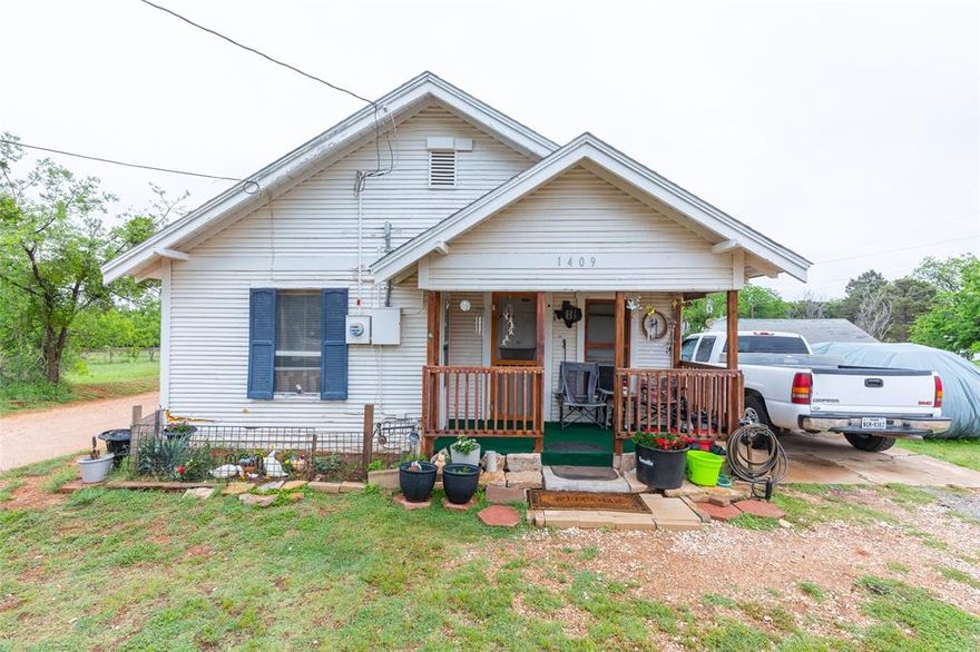 Opportunity to acquire a 5-door investment package with strong income potential and added upside. This portfolio includes three two-bedroom homes and two efficiency units, offering consistent rental income across multiple unit types. Large .67 acre tract includes vacant lot providing potential value-add opportunity. Ideal for both seasoned and first-time investors seeking a turnkey opportunity.