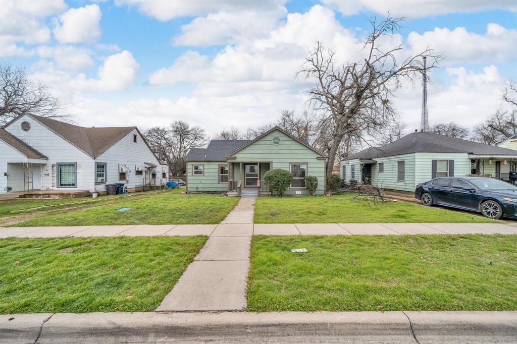 812 Robert Street E