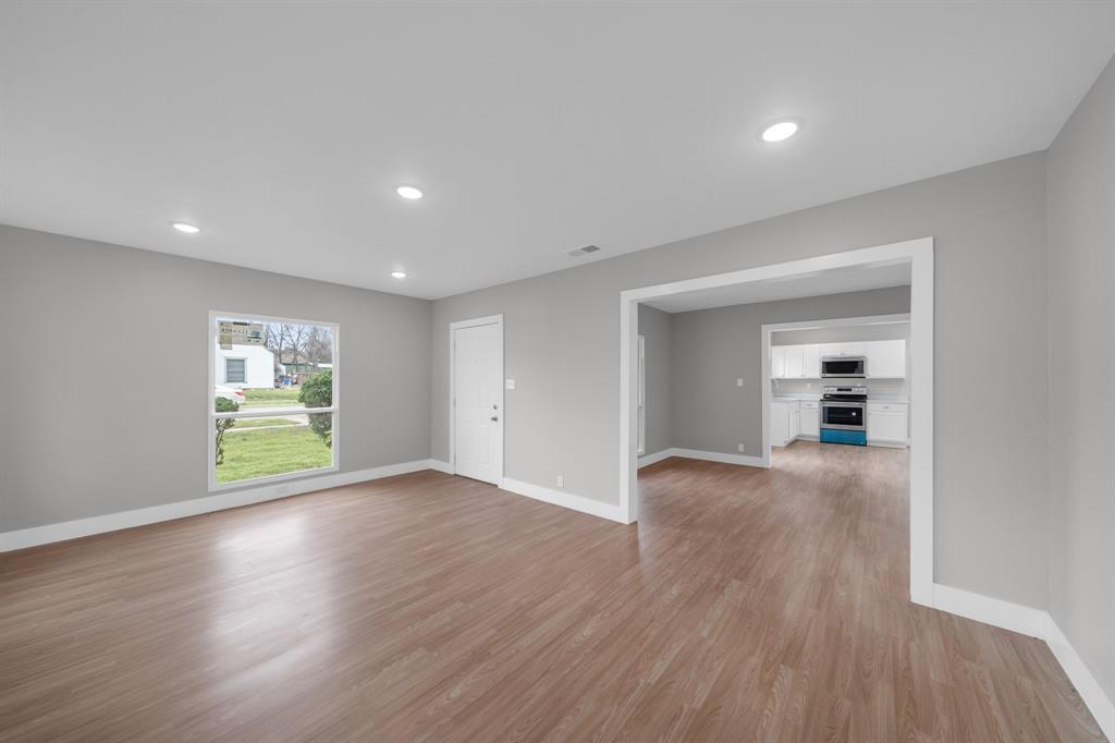 812 Robert Street E