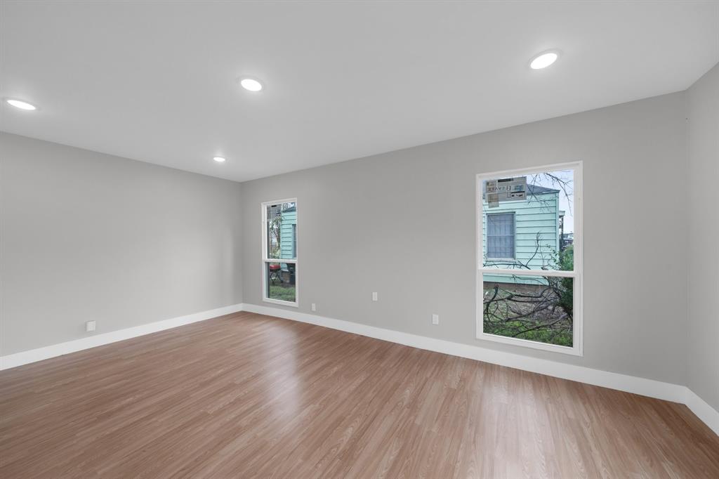 812 Robert Street E