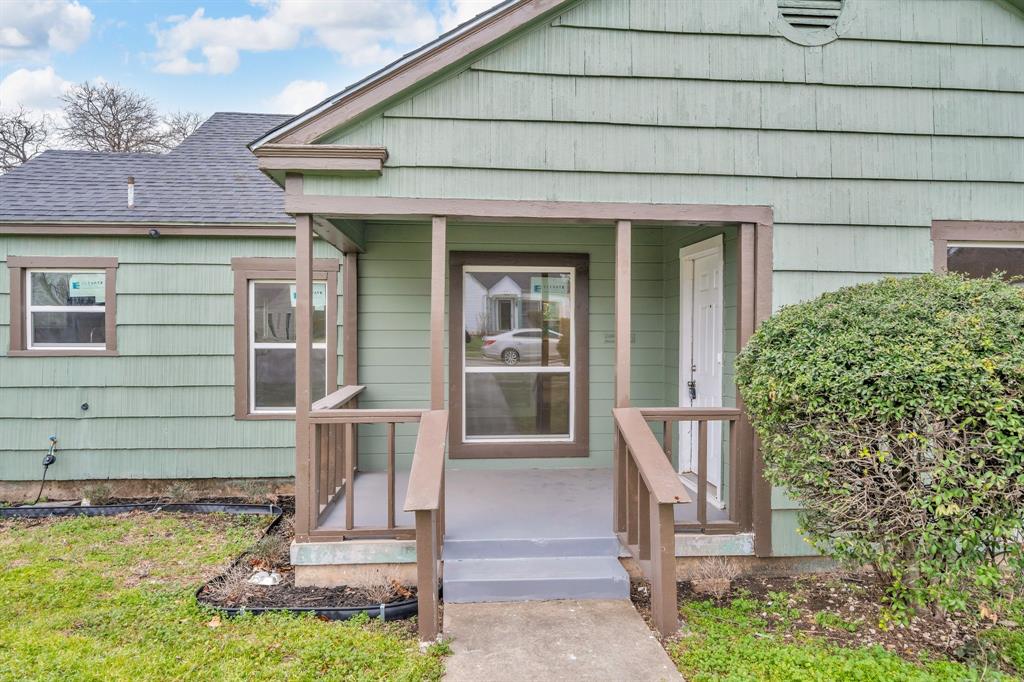 812 Robert Street E
