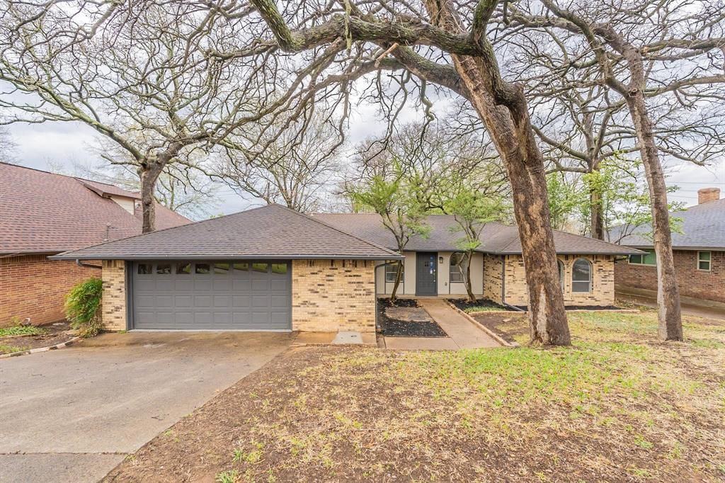 Photo of 2105 Castle Oaks Drive, Arlington, TX 76012 (MLS # 21157599)