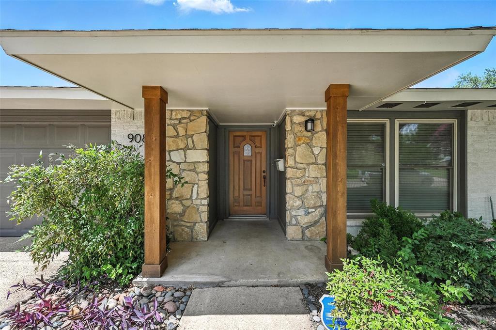 908 Wayside