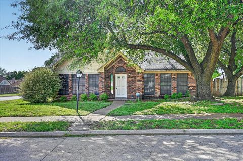 Photo of 819 Tifton Court, Lancaster, TX 75146 (MLS # 21247337)
