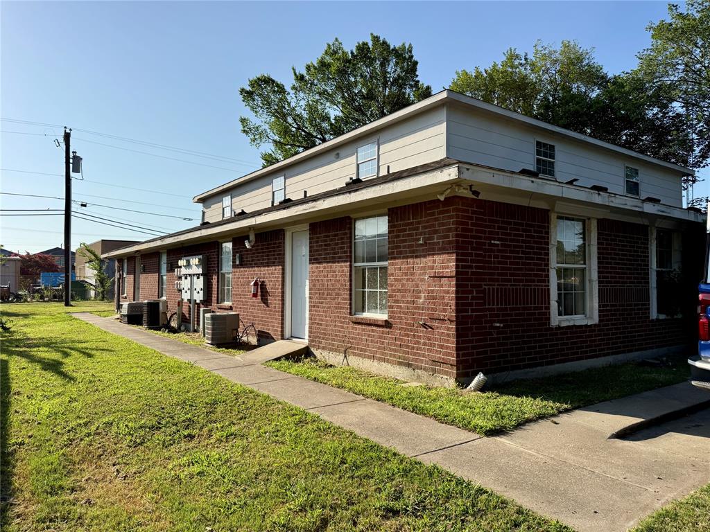 Photo 1 of 12 — 222 N N Sixth Street, Wills Point, TX 75169