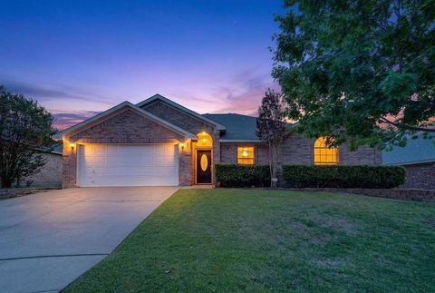 Photo of 628 Dover Heights Trail, Mansfield, TX 76063 (MLS # 21243516)