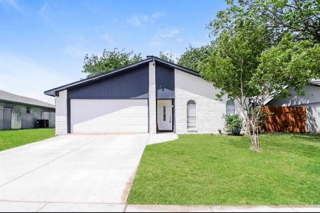 Photo of 309 S Holiday Drive, Grand Prairie, TX 75052 (MLS # 21164316)
