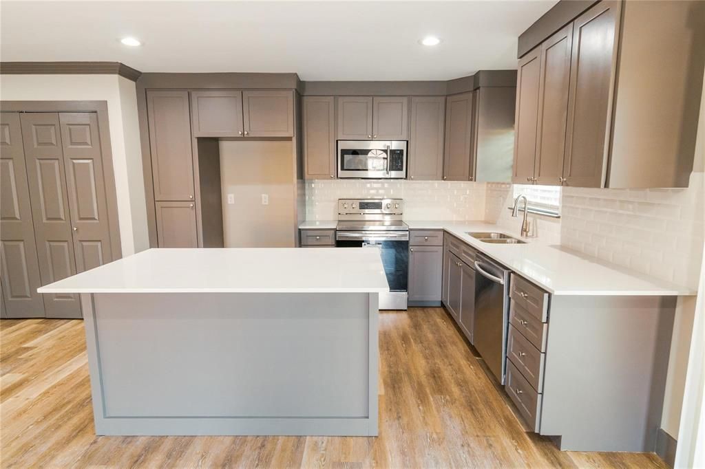 Photo of 309 S Holiday Drive, Grand Prairie, TX 75052 (MLS # 21164316)