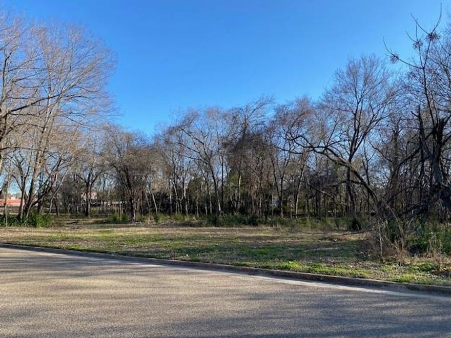 2.056 ACRES - Zoned Commercial per the City of Athens.  The property has much potential for use or location of a storage facility, light manufacturing, retail business or office-warehouse.  The property is located just 2.5 blocks from the Henderson County Courthouse.
