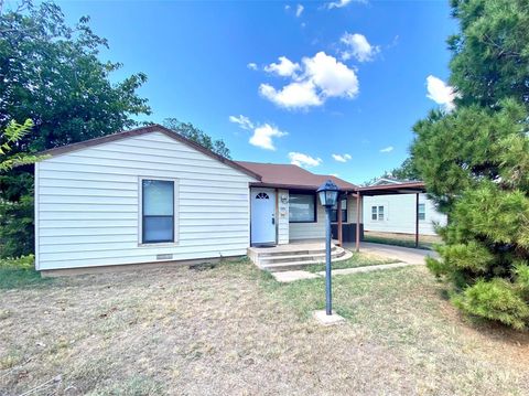 Photo of 2098 Vine Street, Abilene, TX 79602 (MLS # 21097259) Photo of 2098 Vine Street, Abilene, TX 79602 (MLS # 21097259)