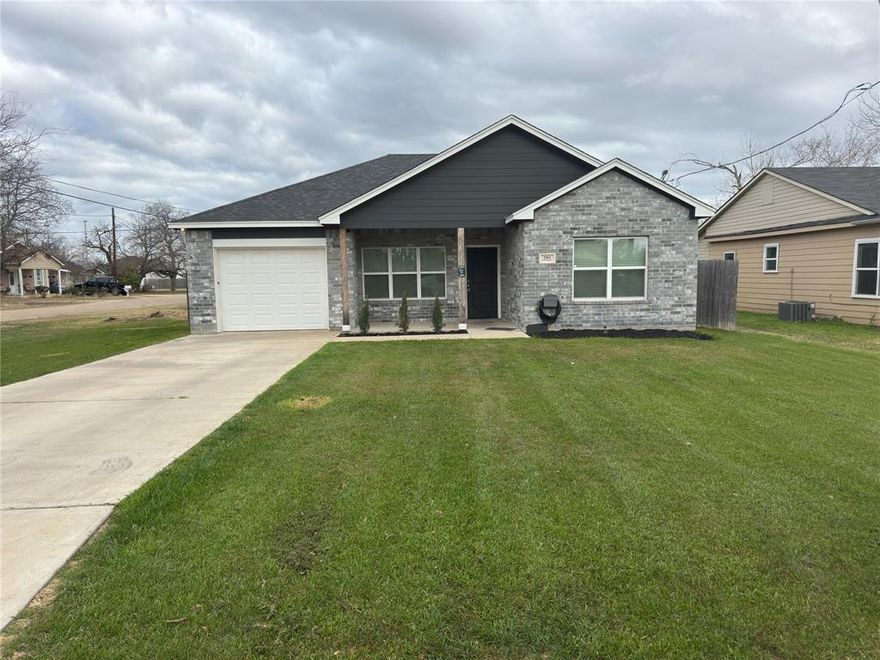 Charming home in the heart of McGregor! 201 E 6th Street is ideally located on a corner lot just minutes from schools, dining, and downtown conveniences. Whether you’re looking for your first home, a downsizing option, or an investment opportunity, this property offers great potential in a growing Central Texas community. Don’t miss your chance to own a piece of McGregor!