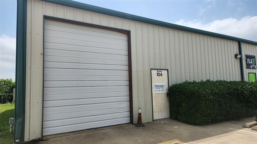 Mixed use building.   Office room in front with warehouse or garage and bathroom.   Tenant pays electric and water.

30 x 40 warehouse or garage.   15 x 11 office area