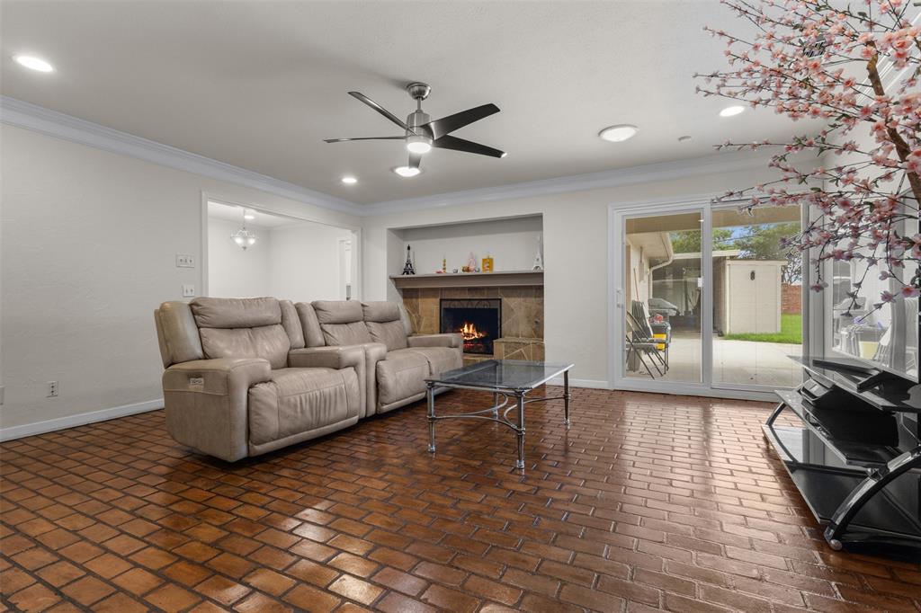 908 Vinecrest Lane