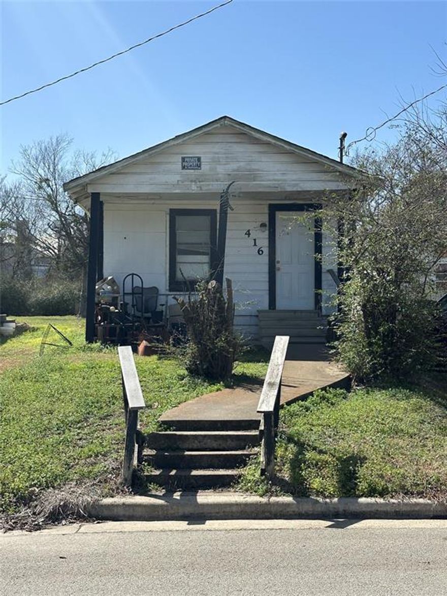 Don’t miss this versatile income-producing property offering strong rental potential and long-term value. Whether you're a seasoned investor or just starting your portfolio, this well-maintained property is ready to generate steady returns!
