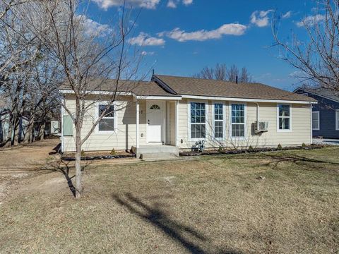 807 Adkins Street Bowie TX 76230