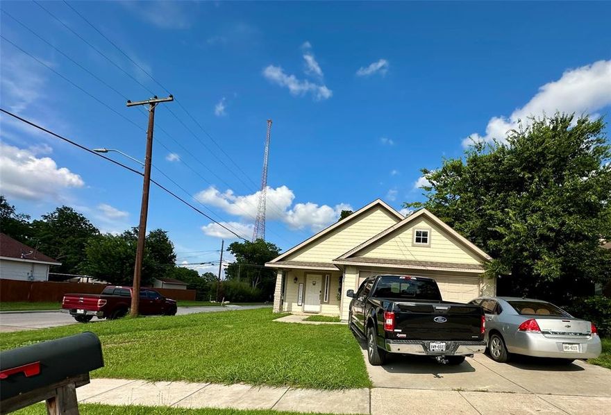 This residence has an abundance of charm. Once inside, you'll find an open floor plan, lots of windows letting in natural light, and contemporary touches throughout. With a beautiful kitchen and built in shaker cabinetry, with wood like laminate floors, and granite countertops, among other amenities. The property is well-suited to accommodate any lifestyle due to its numerous living areas. Numerous opportunities exist for utilizing this area. The property is conveniently located near numerous amenities and is only a five-minute journey from Downtown Fort Worth and five-minutes away from TCU, its Near Southside region, and close to Downtown Fort Worth, this property is perfectly positioned. Take advantage of this once in a lifetime chance to own a property in an ideal setting.