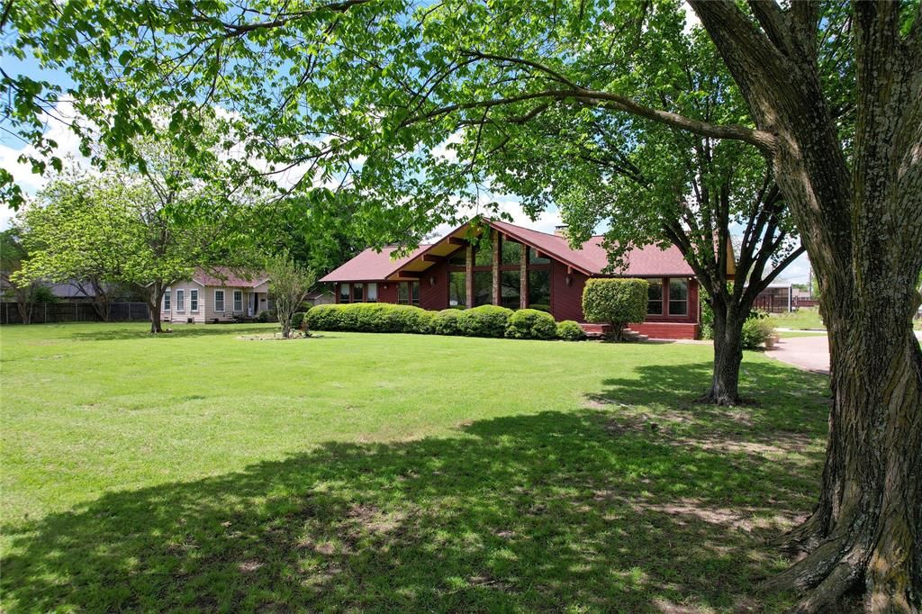 Photo of 5290 Locust Grove Road, Garland, TX 75043 (MLS # 20292735)
