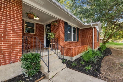 1912 Whippoorwill Ln – Investment Home