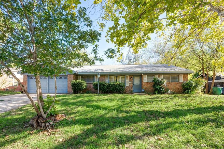 Located in South Fort Worth in an established neighborhood combined with easy access to major highways, shopping centers, dining options, and recreational facilities. Experience the charm of suburban living while staying connected to the vibrant city life of Fort Worth.