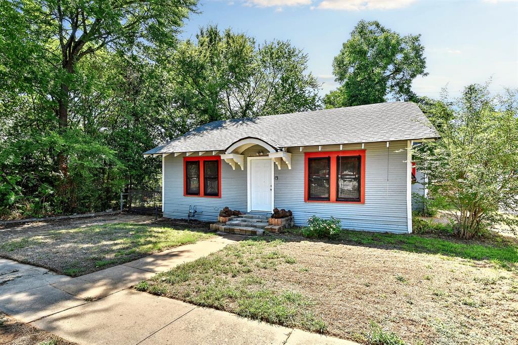 Photo of 608 W Murray Street, Denison, TX 75020 (MLS # 21350472)