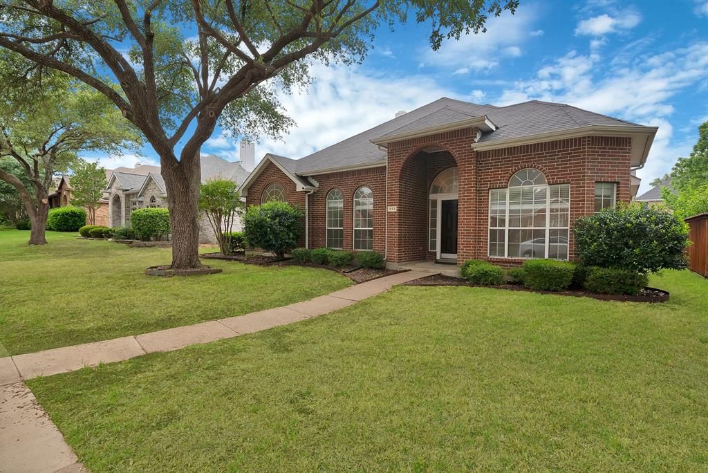 Photo of 813 Yosemite Trail, Mesquite, TX 75149 (MLS # 21247973)