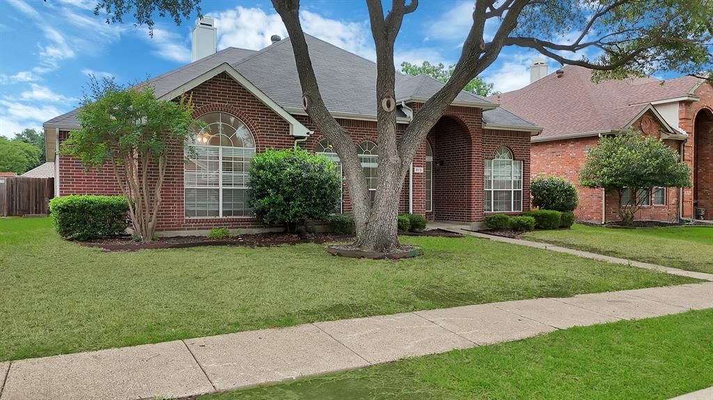 Photo of 813 Yosemite Trail, Mesquite, TX 75149 (MLS # 21247973)