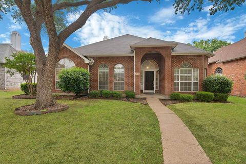 Photo of 813 Yosemite Trail, Mesquite, TX 75149 (MLS # 21247973)