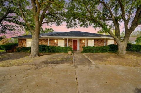 Photo of 214 Willow Creek Lane, Ovilla, TX 75154 (MLS # 21130455)