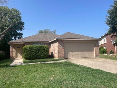 Photo of 820 Eagle Drive, Saginaw, TX 76131 (MLS # 21341953)