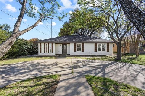 Photo of 2401 Hillcrest Avenue, Greenville, TX 75402 (MLS # 21222618)