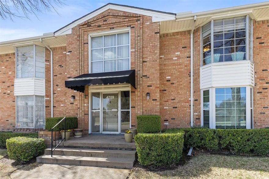 Lovely 2 bedroom, 2 bath 2 story condo with split bedroom arrangement and many upgrades.. All utilities included except for
internet and cable TV. Upgraded kitchen with stainless appliances and granite counters with breakfast bar. 2 Living areas,
dining room and large covered patio. Show & Lease!