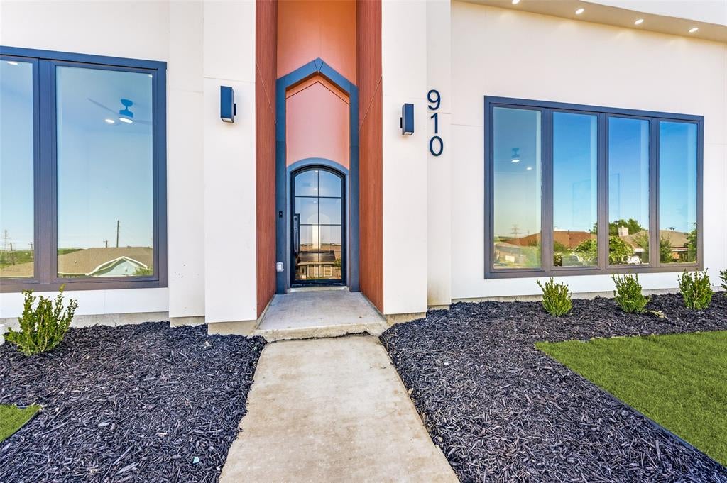 910 Gallant Fox Drive