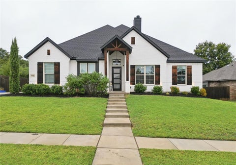Photo of 516 Woodland Drive, Azle, TX 76020 (MLS # 21403557)