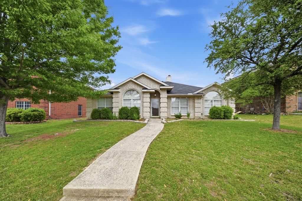 Photo of 2409 Buckeye Drive, Mesquite, TX 75181 (MLS # 21236352)