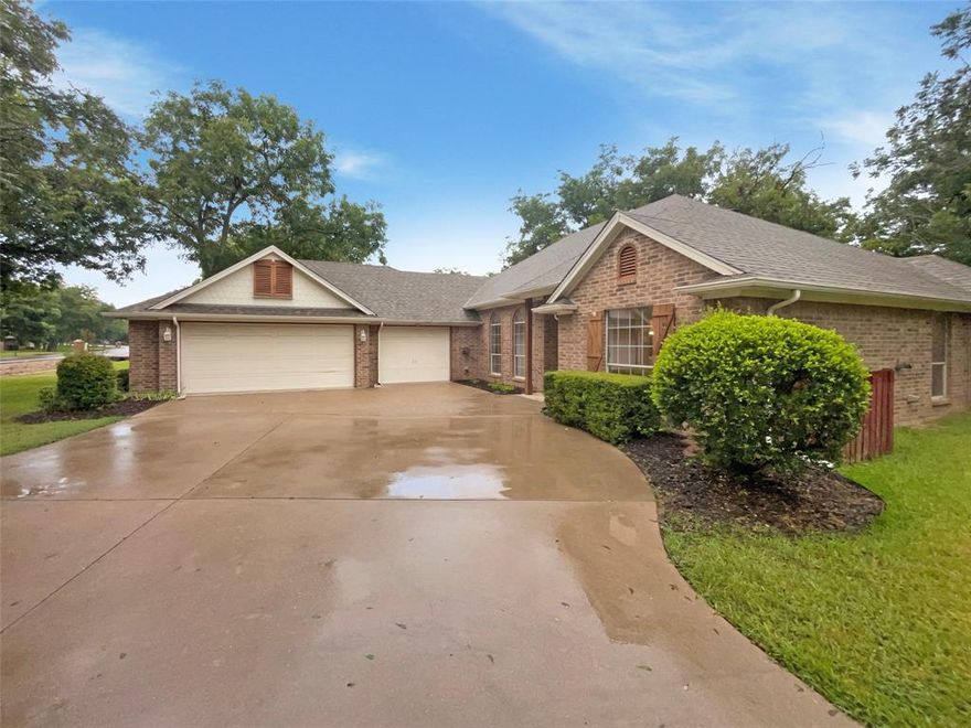 Incredible updated ranch style 4 bedroom 2.5 bath recently refreshed and ready for you to make it your new home! 3
car garage with plenty of storage! Split bedroom floor plan. Master bedroom features en-suit bath with Texas sized walk in
closets! Nicely landscaped, you can enjoy morning coffee with the deer on your covered back patio. Pecan Plantation isn’t
your average community. Nestled snugly along the Brazos River you’ll find plenty of fishing and swimming spots with sandy
beaches. Horse stables, club house, restaurants, boat and RV storage, golf courses, medical clinic, shopping, airport. If you
need it, Pecan Plantation has it. Schedule your private showing today and start packing!