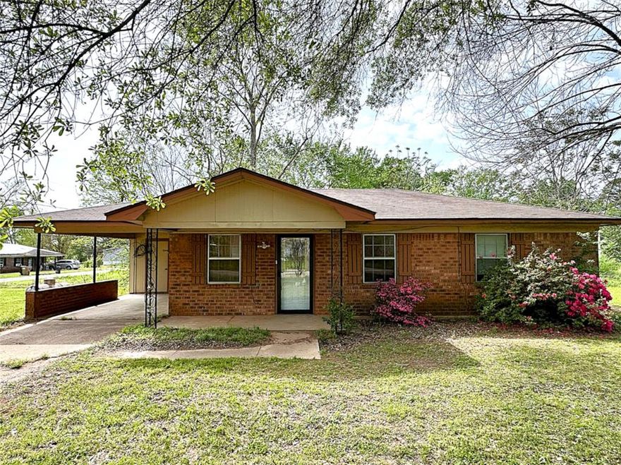 This 3-bedroom, 1-bath home sits on a spacious corner lot just minutes from Frankston School. Offering great potential, it's the perfect opportunity for investors or buyers looking to customize a home to their liking. With a little TLC, this property can shine-don't miss your chance to bring it back to life!