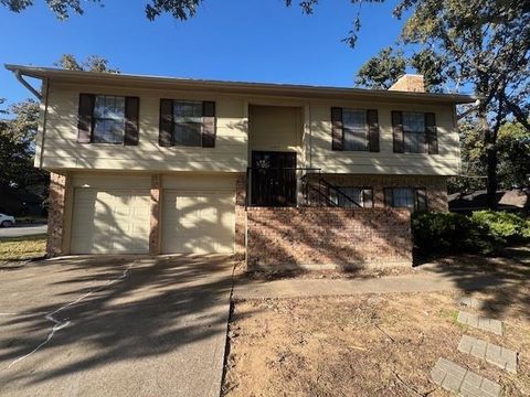 Photo of 6305 High Country Trail, Arlington, TX 76016 (MLS # 21099718) Photo of 6305 High Country Trail, Arlington, TX 76016 (MLS # 21099718)