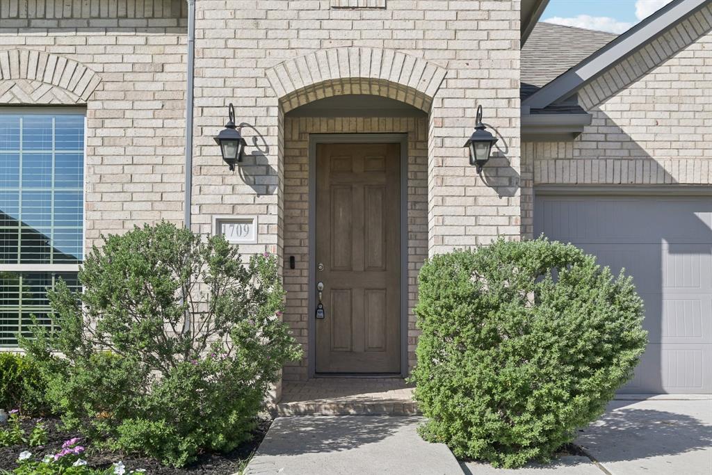 1709 Everitt Trail