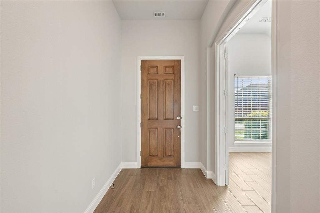 1709 Everitt Trail
