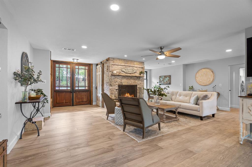 Emerald Sound At Lake Lewisvil - Residential