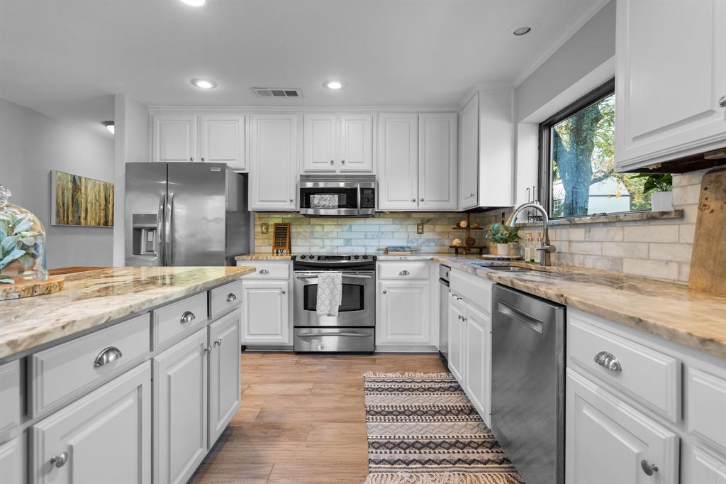 Emerald Sound At Lake Lewisvil - Residential