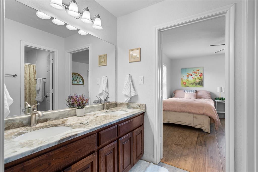 Emerald Sound At Lake Lewisvil - Residential