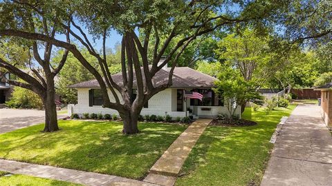 Photo of 6735 Kingsbury Drive, Dallas, TX 75231 (MLS # 21239099)