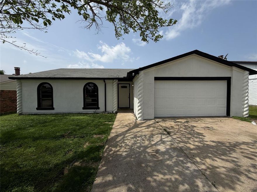 Prime Location Near Cedar Hill Shopping & Easy Access to Highway 67. Enjoy seamless commuting with close proximity to Highway 67, make travel to surrounding areas simple and efficient. Inside, the home features a bright, open layout with spacious living areas. Step outside to a well-sized backyard, perfect for gatherings or quiet evenings.