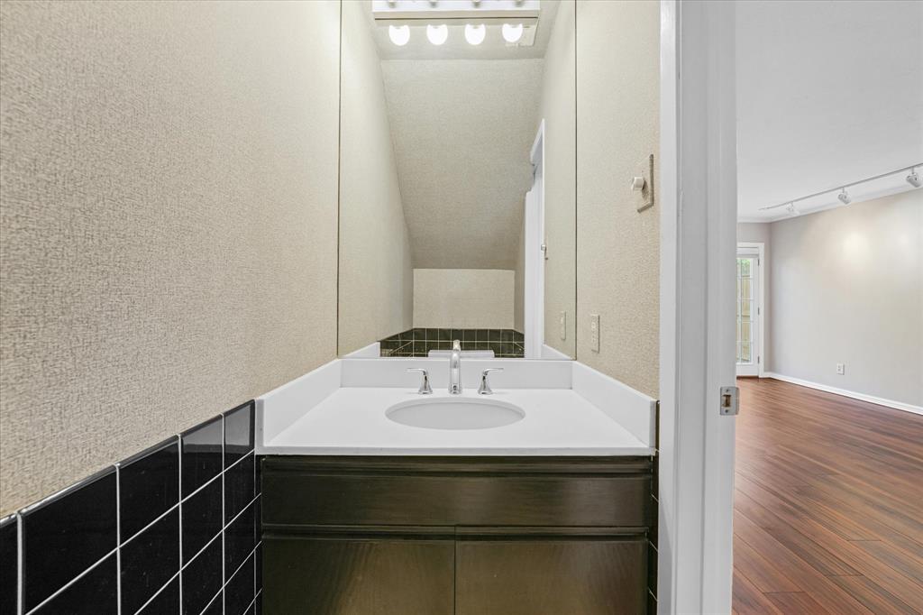 Travis Ave Condo 4409 - Residential Lease