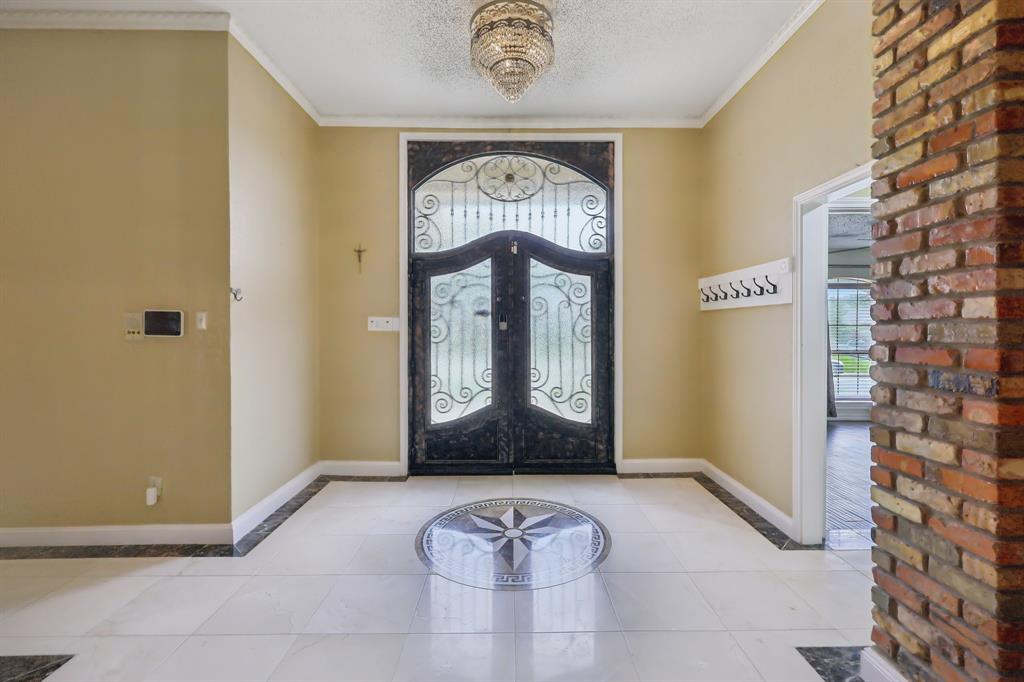 906 Greenbriar Lane