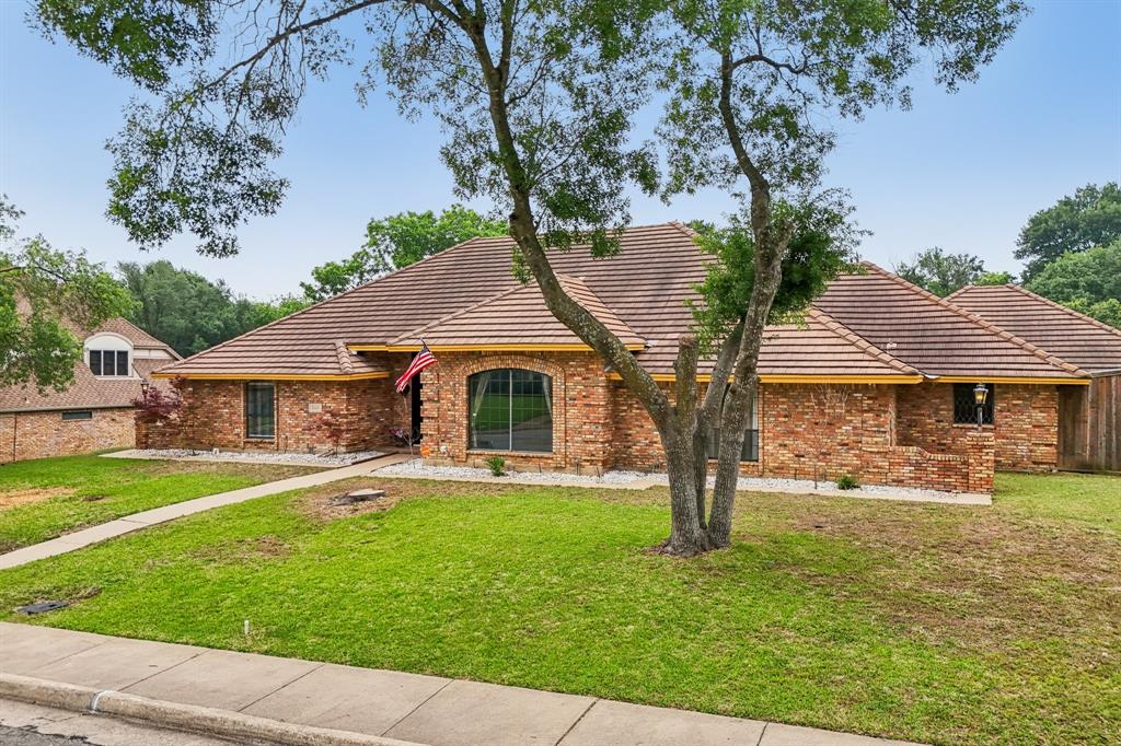 906 Greenbriar Lane