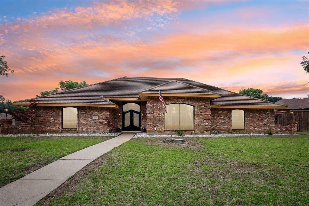 906 Greenbriar Lane